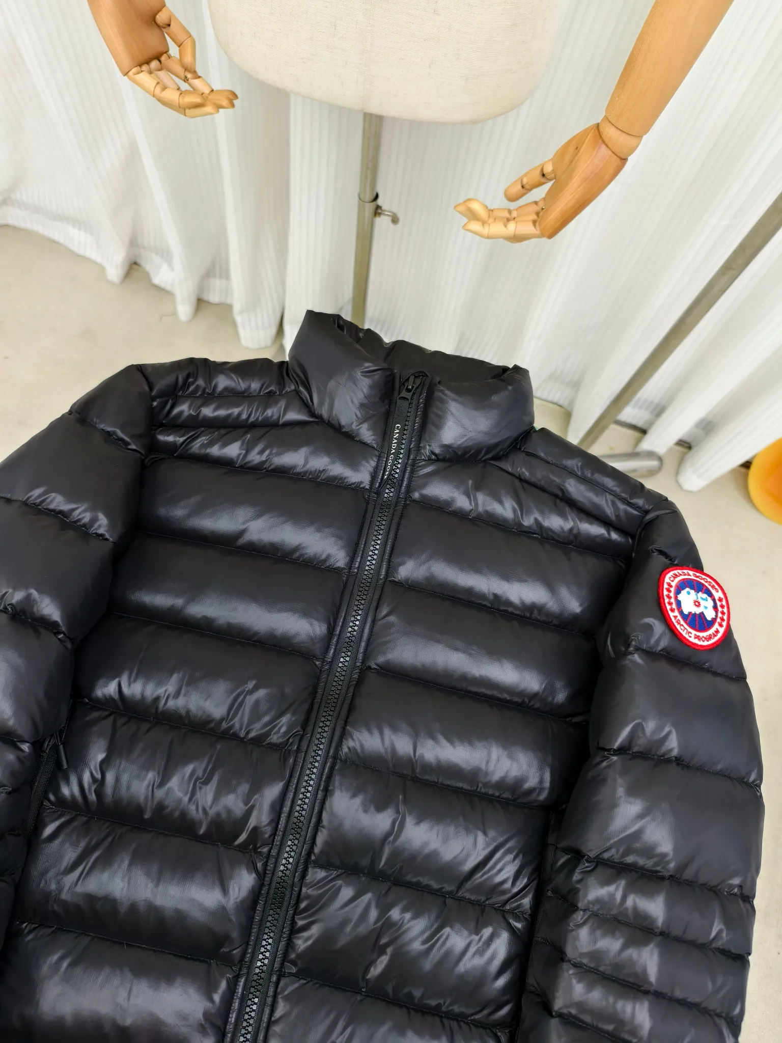 P880 2228M model (high version) Canada goose Crofton down jacket, this is a down jacket suitable for late autumn and early winter: on cold and rainy mornings, it can be used as a layer of warmth inside the rainproof jacket, and can be worn alone in the late autumn and early winter with a little bit of coolness. Filled with white duck down. The Crofton Jacket is a versatile, lightweight and versatile piece that even packs itself in for easy transport. The inner layer has removable elastic straps, making the jacket easy to carry on the shoulder and hands-free. 2 zippered hand pockets with fleece fabric on the knuckle side for softness and warmth. Color: black with black label, black with red label, ocean blue, superoxide blue, silver birch red label, silver birch black label Size: XS-2XL